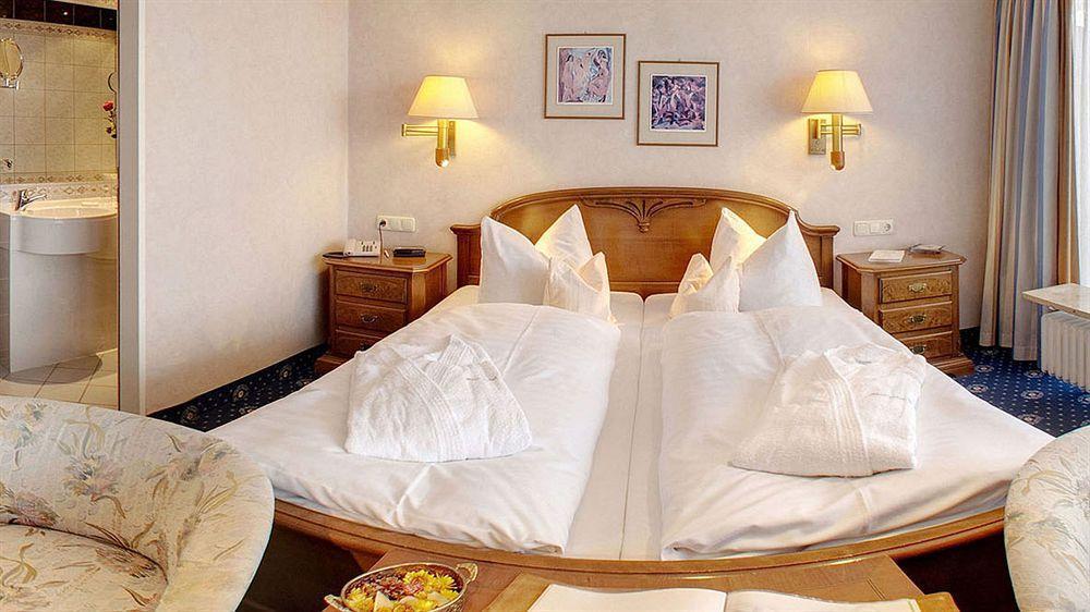 Hotel Rheinischer Hof Гармиш-Партенкирхен Екстериор снимка