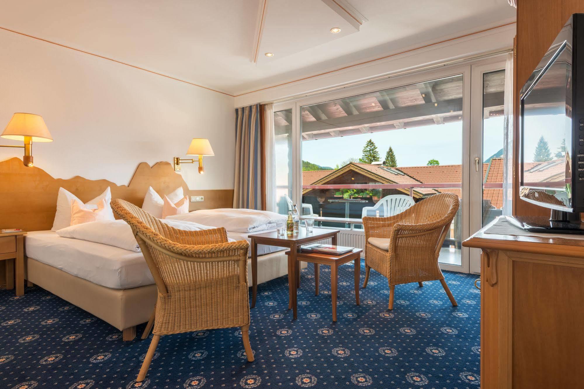 Hotel Rheinischer Hof Гармиш-Партенкирхен Екстериор снимка